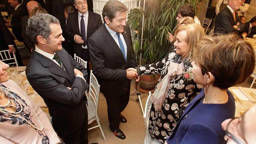 Javier Fernández y la presidenta del PP de Asturias, Mercedes Fernández, se saludan en el acto del trigésimo aniversario de la empresa TSK, el pasado jueves.