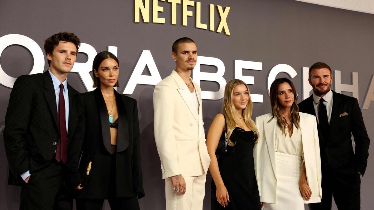 David Beckham y  Victoria Beckham, posan junto a sus hijos Harper Beckham (3D), Romeo Beckham (3I) y Cruz Beckham (I) a su llegada para asistir al estreno mundial de la serie documental de tres partes 'Victoria Beckham'.