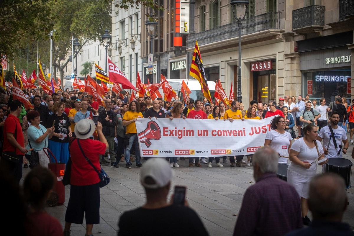 Manifestación de trabajadores del sector servicios para reclamar mejoras salariales y convenios justos, en Barcelona.