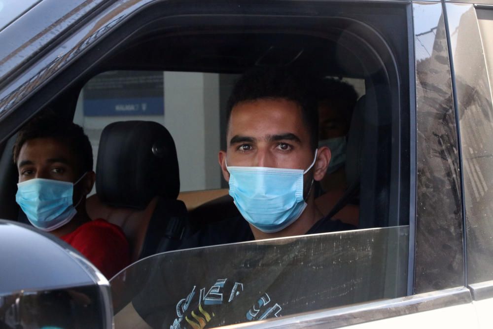 Los jugadores del Málaga CF llegan para someterse a la prueba de coronavirus.