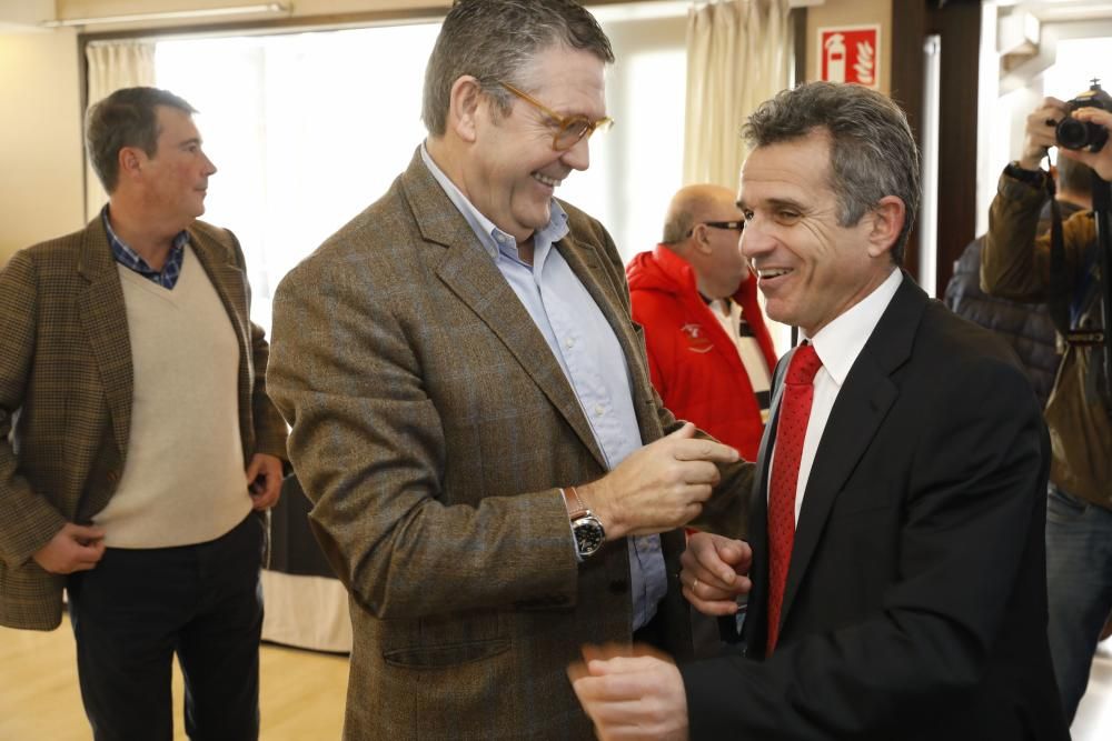 Eloy Olaya recibe la insignia de oro de la Asociación de Veteranos del Sporting