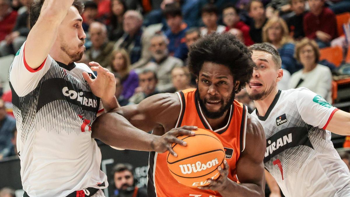 Semi Ojeleye, en el partido de la primera vuelta en La Fonteta ante el Covirán Granada.