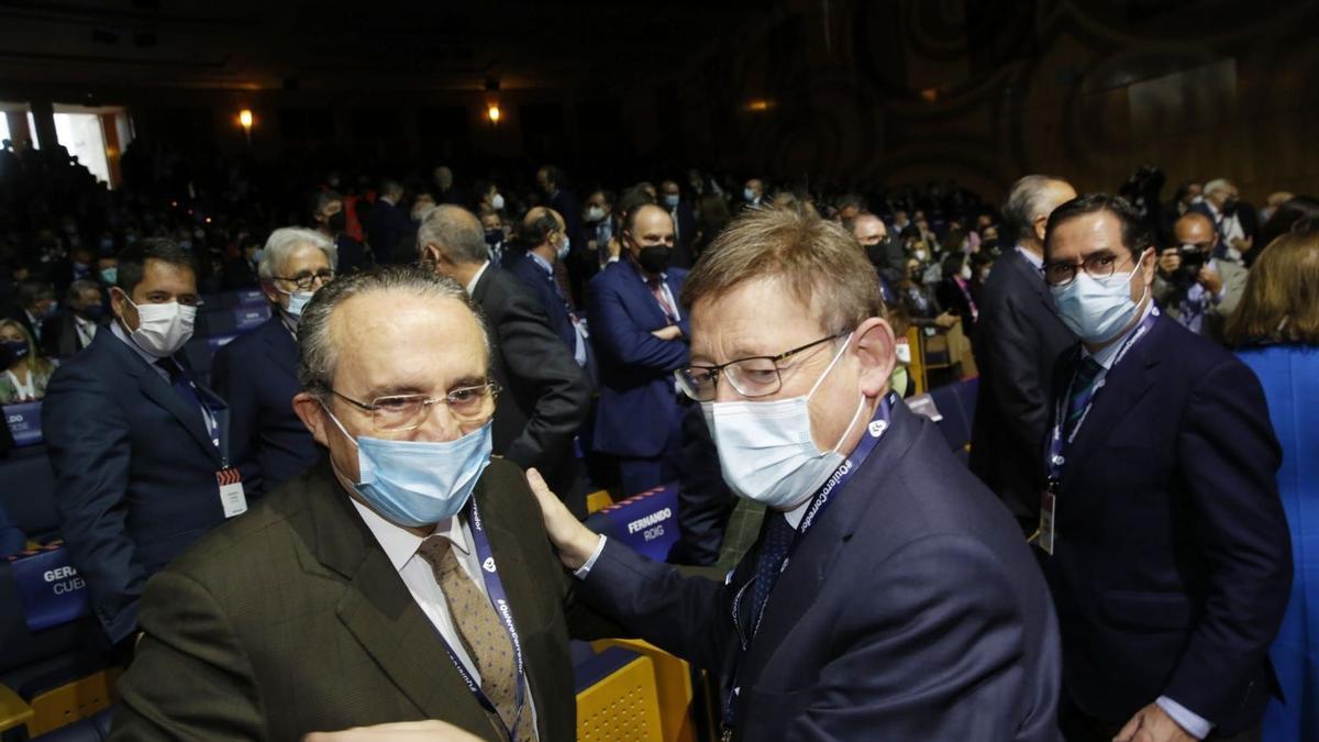 El presidente de Prensa Ibérica, Javier Mol, junto al presidente de la Comunidad Valenciana.