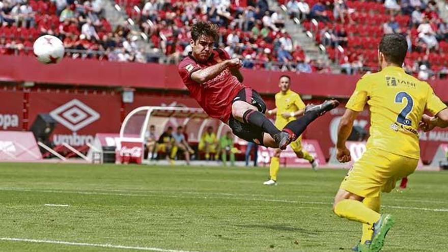 Abdón Prats marca de espectacular volea el 3-0 al Olot en el minuto 67.