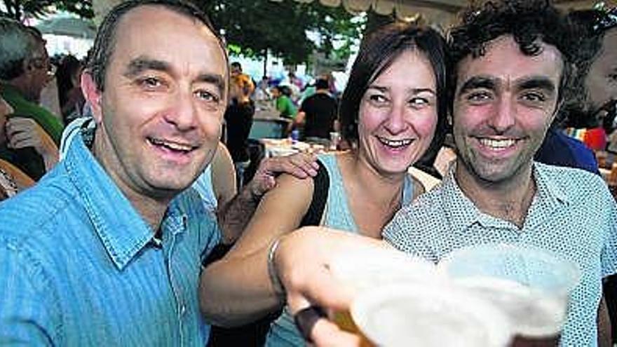 Para Sandra Martínez, Albano Hernández y su hermano David la cerveza es su vida, es su «religión» de la bebida, confiesan. / ricardo solis