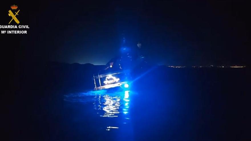 VIDEO | Rescatan a 11 personas de una lancha embarrancada en un islote entre Ibiza y Formentera
