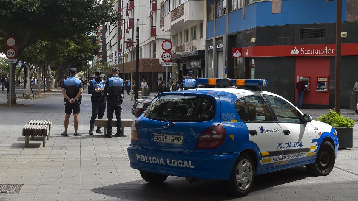 Policías Locales en la avenida José Mesa y López.