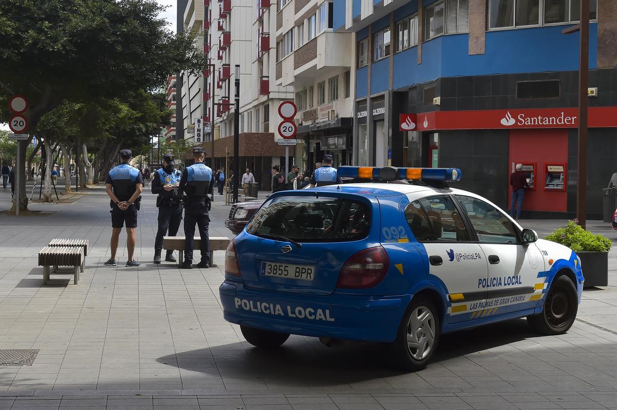 Policías Locales en la avenida José Mesa y López.