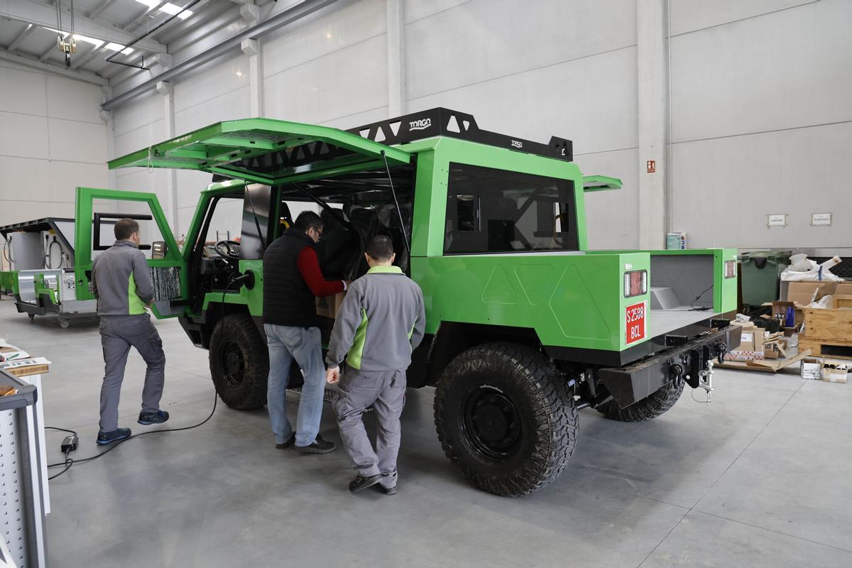 El Torgo en las instalaciones de la empresa viguesa Little Electric Cars en el Polígono de A Veigadaña ( Mos ), para testar las capacidades del vehículo multipropósito 100% eléctrico Torgo