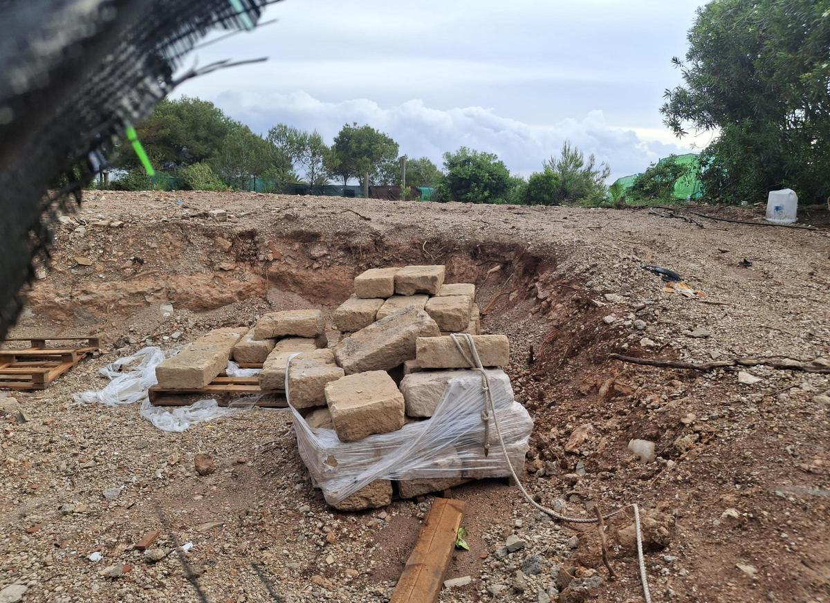 Sillares de tosca recuperados de la demolición de un antiguo chalé
