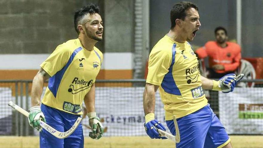 Pedro González, izquierda, acude a felicitar a Javier González tras marcar éste el cuarto gol del Asturhockey.