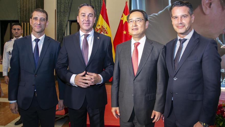 De izquierda a derecha, Víctor Rodríguez, David Morales, el embajador de China, Lyu Fan, y Roberto González.