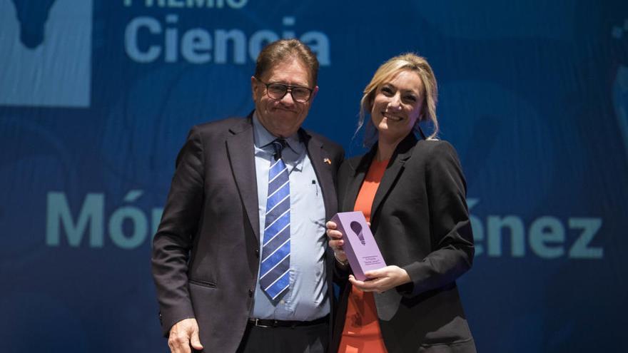 Javier Quesada con Mónica Giménez tras entregarle el premio.