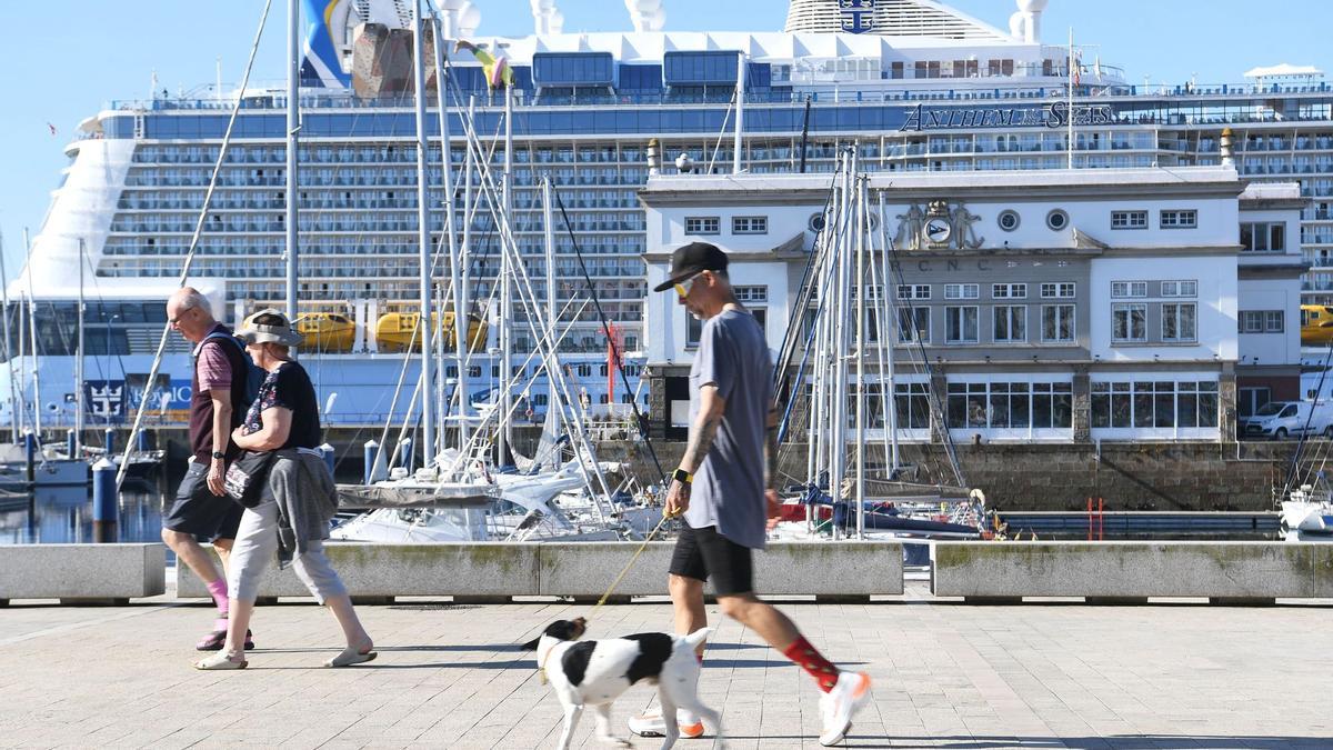 Gente paseando por la Marina, con la llegada de cruceros.