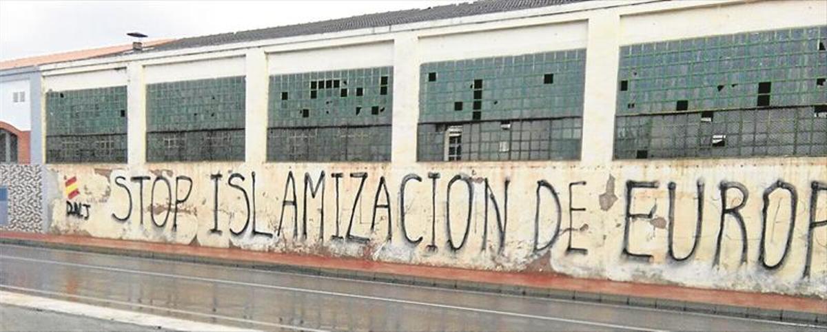 La Vall censura nuevas pintadas «racistas» y las llevará a Fiscalía