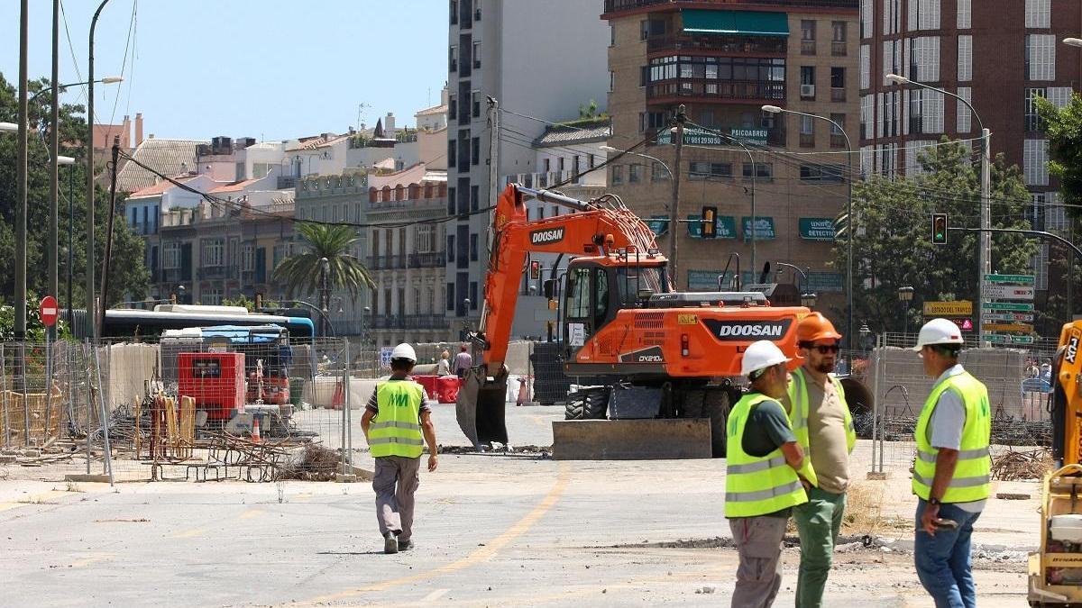 Trabajadores de las obras del Metro de Málaga en la Avenida de Andalucía, ya liberada al tráfico.