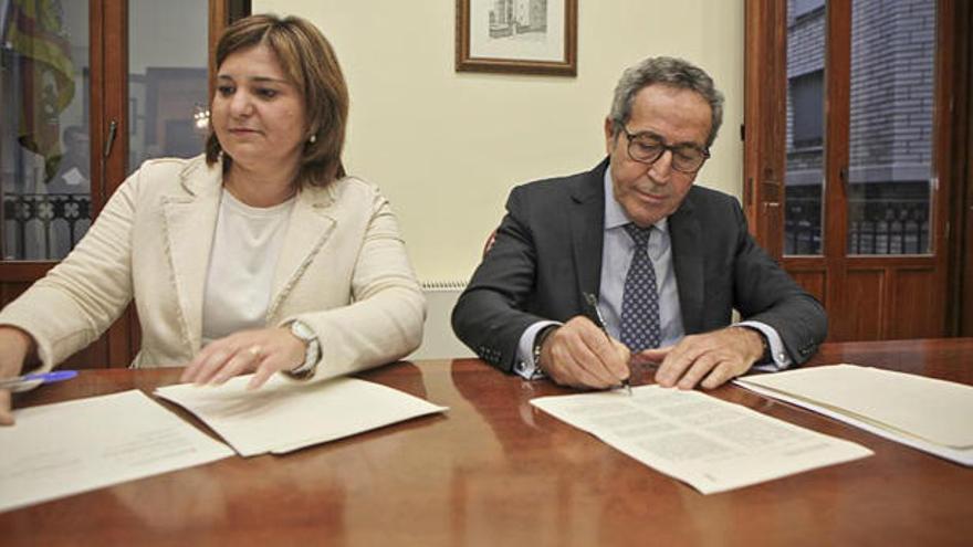 Isabel Bonig y Alfredo Alberola en la firma del penúltimo convenio en la sede de la Cámara de Alcoy