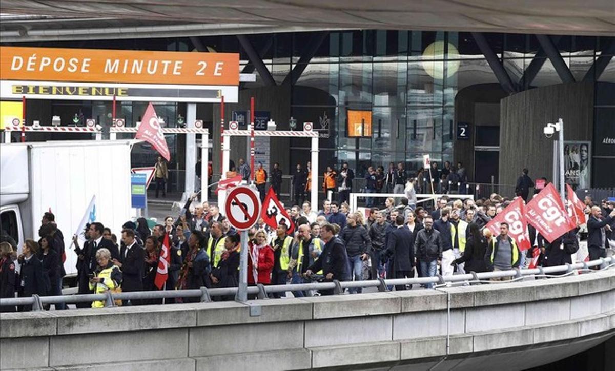 Trabajadores en huelga de Air France se manifiestan en el aeropuerto internacional Charles de Gaulle.