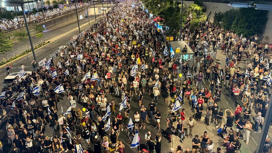 La policía israelí carga con cañones de agua contra manifestantes antigubernamentales en Tel Aviv