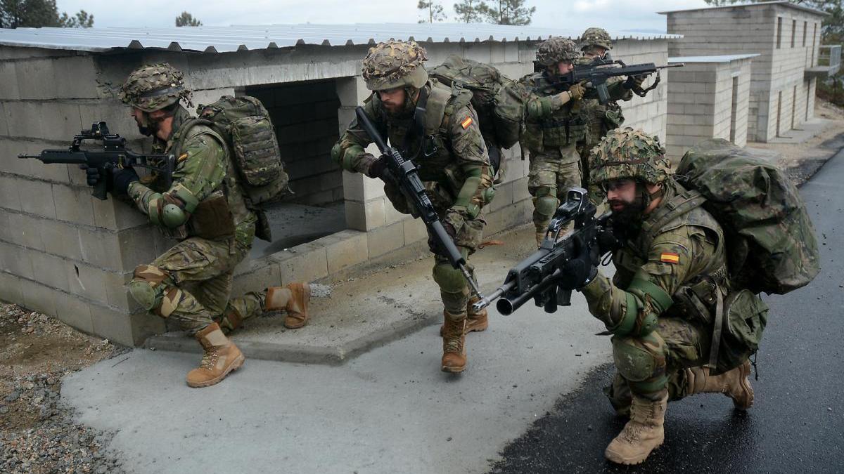 Soldados de la Brilat haciendo maniobras en la zona de adiestramiento en combate urbano de Figueirido.