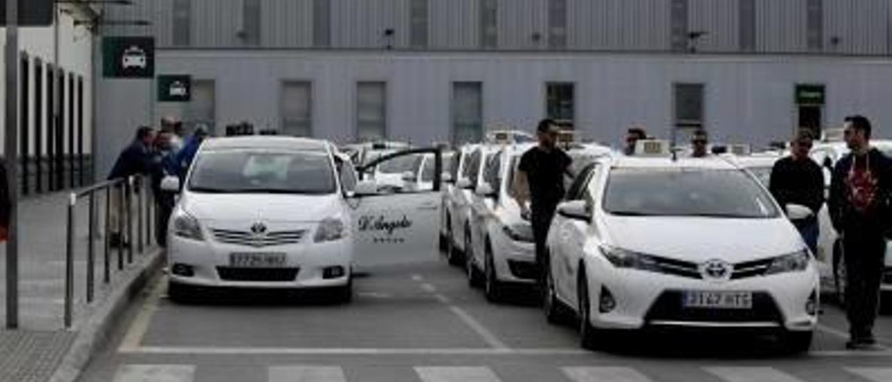 Adif instalará una marquesina en la zona de taxis de la estación del AVE