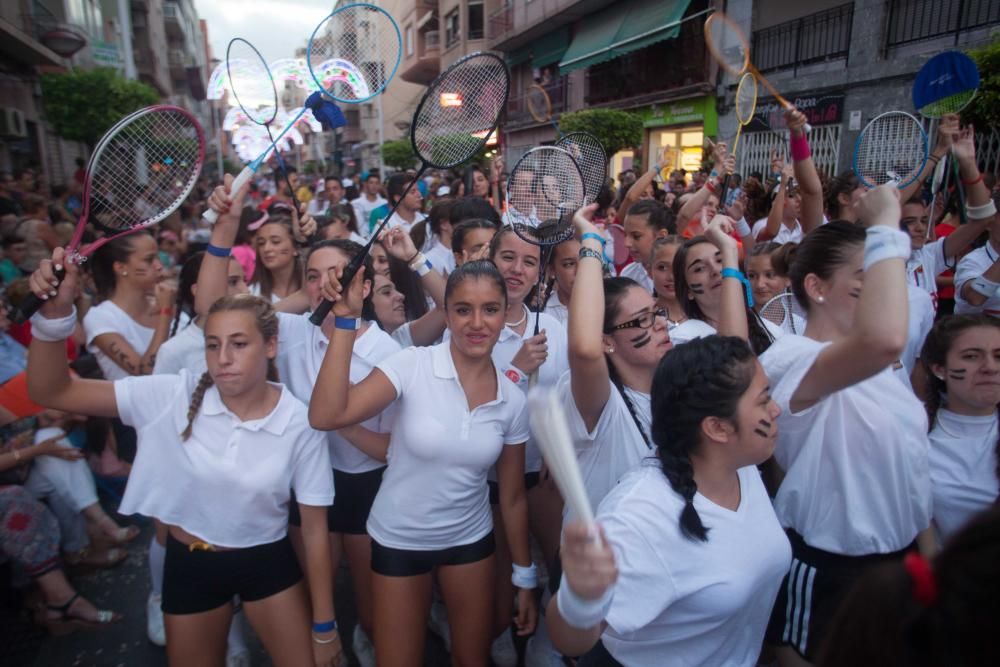 Desfile colorido de las comisiones en Elche