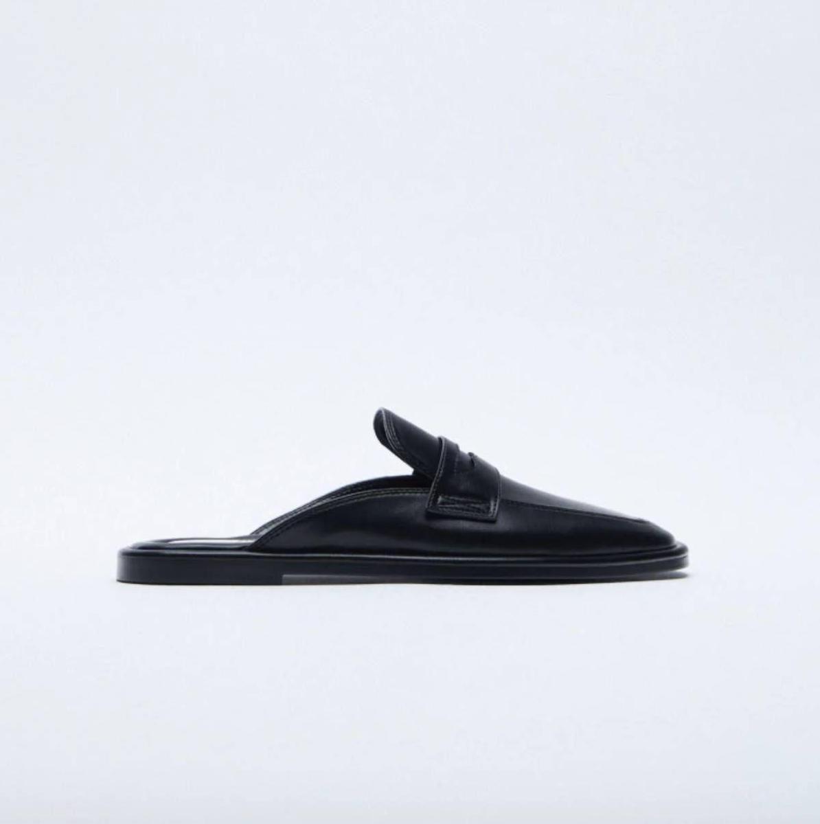 Mocasines destalonados en color negro de Zara