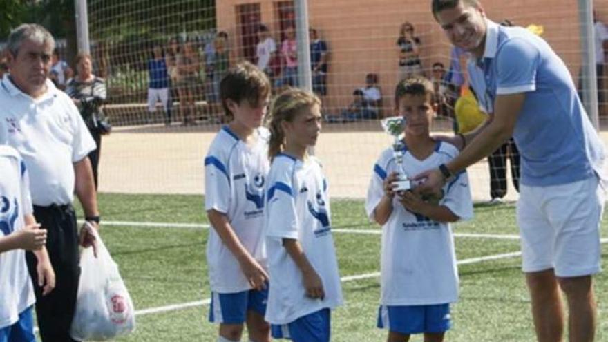 Luis Gil entregando uno de los trofeos.