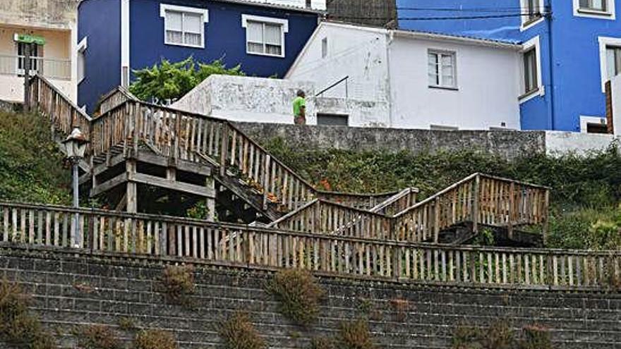 Escalera de madera entre Fontán y el puerto, ayer.