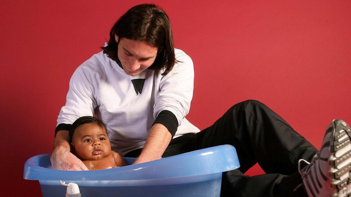 Leo Messi, ba?ando a Lamine Yamal para un calendario ben谷fico de SPORT y Unicef