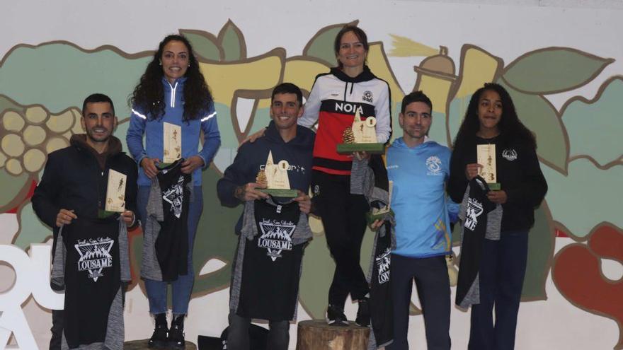 Podio masculino y femenino del trail largo de Lousame. |  C. L.