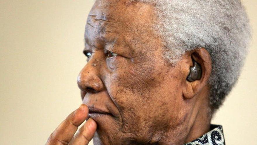 Nelson Mandela sigue hospitalizado por una infección pulmonar.