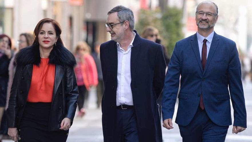 Silvia Clemente, a la izquierda, con el secretario general de Ciudadanos, José Manuel Villegas, y el líder regional del partido, Luis Fuentes. // Efe