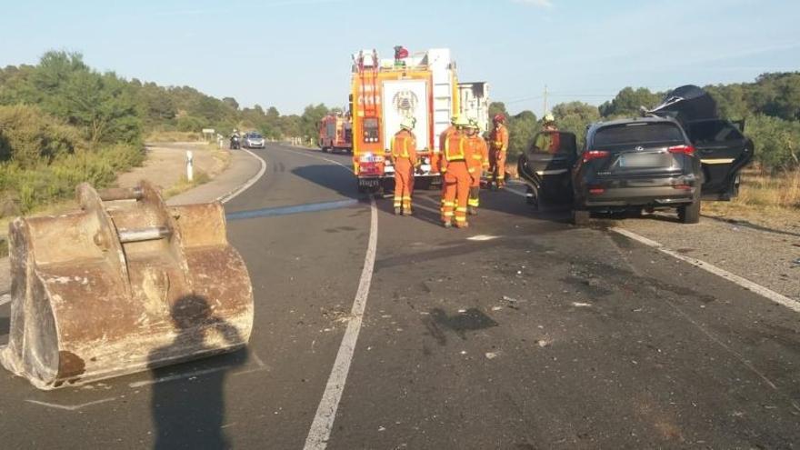 Una excavadora se empotra contra un coche al soltarse del camión que la remolcaba