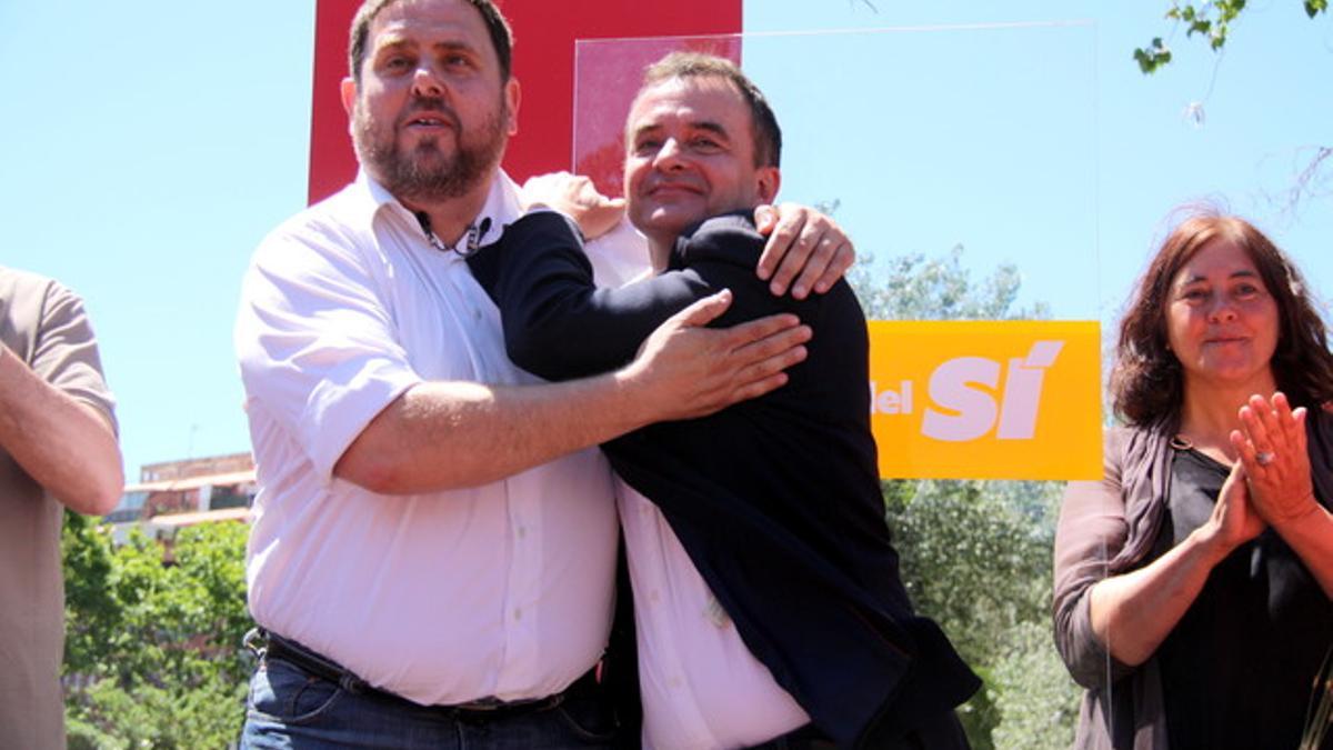 Oriol Junqueras y Alfred Bosch, durante el acto de campaña, este domingo, en el parque de la Estació del Nord.