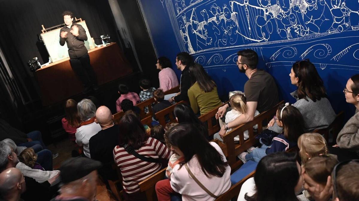 Barcelona. 21.03.2026. Cultura. Función de teatro de marionetas ‘ El patito feo’, en la sala La Puntual en el Born, dentro de la jornada ‘Cap butaca buida’ que se celebra hoy. Fotografía de Jordi Cotrina