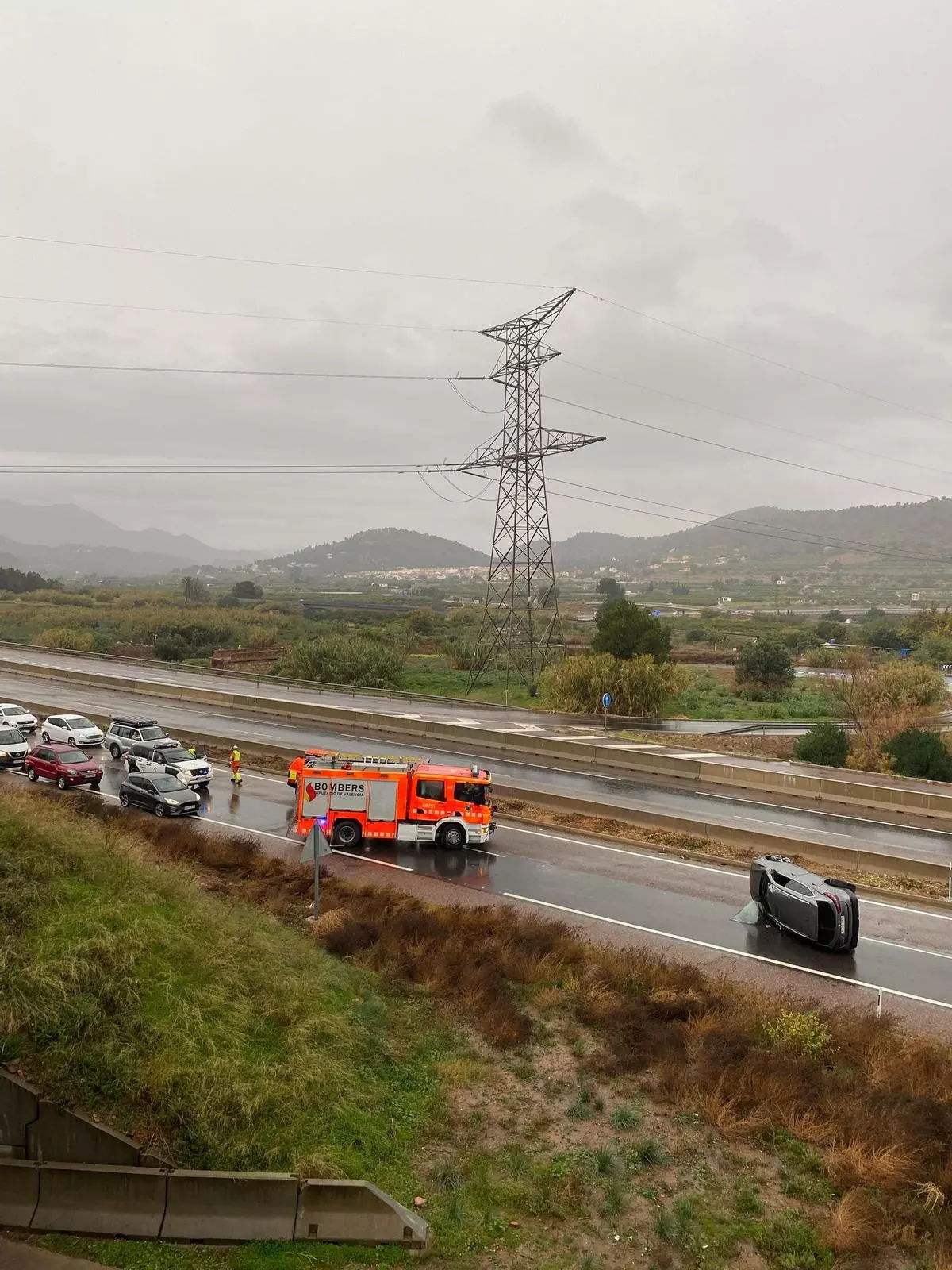 Un vuelco en la A-23 deja un herido leve entre Gilet y Sagunt