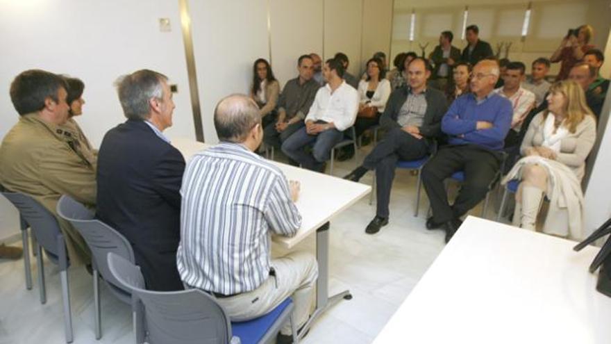 De espaldas y de izquierda a derecha: Miquel Vidal, Vicent Serra y Antonio Gómez, en la reunión de ayer.