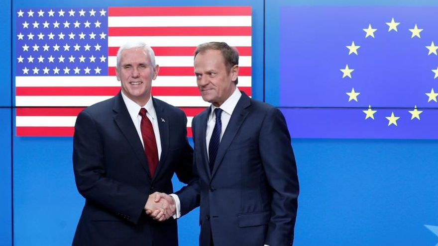 Pence y Tusk, en Bruselas.