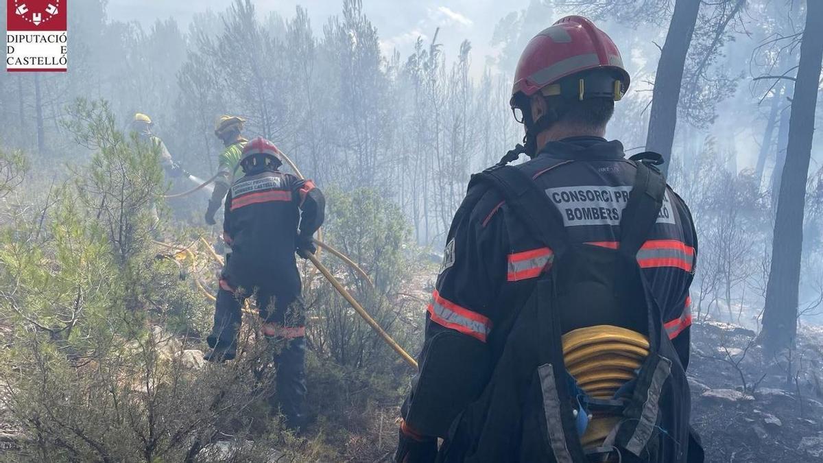 Bomberos del consorcio provincial de Castelló trabajando en la extinción del fuego.