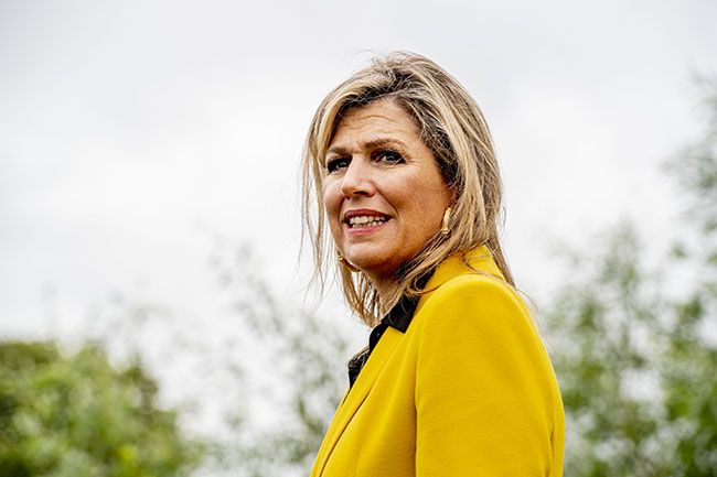Primer plano de Maxima de Holanda con traje de chaqueta amarillo mostaza