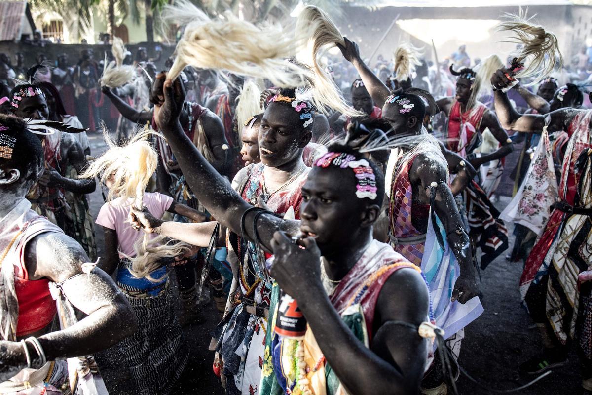 Jóvenes, vestidos con sus trajes tradicionales, asisten a una ceremonia que marca el final del proceso de iniciación anual para hombres jóvenes en Kabrousse, Senegal.