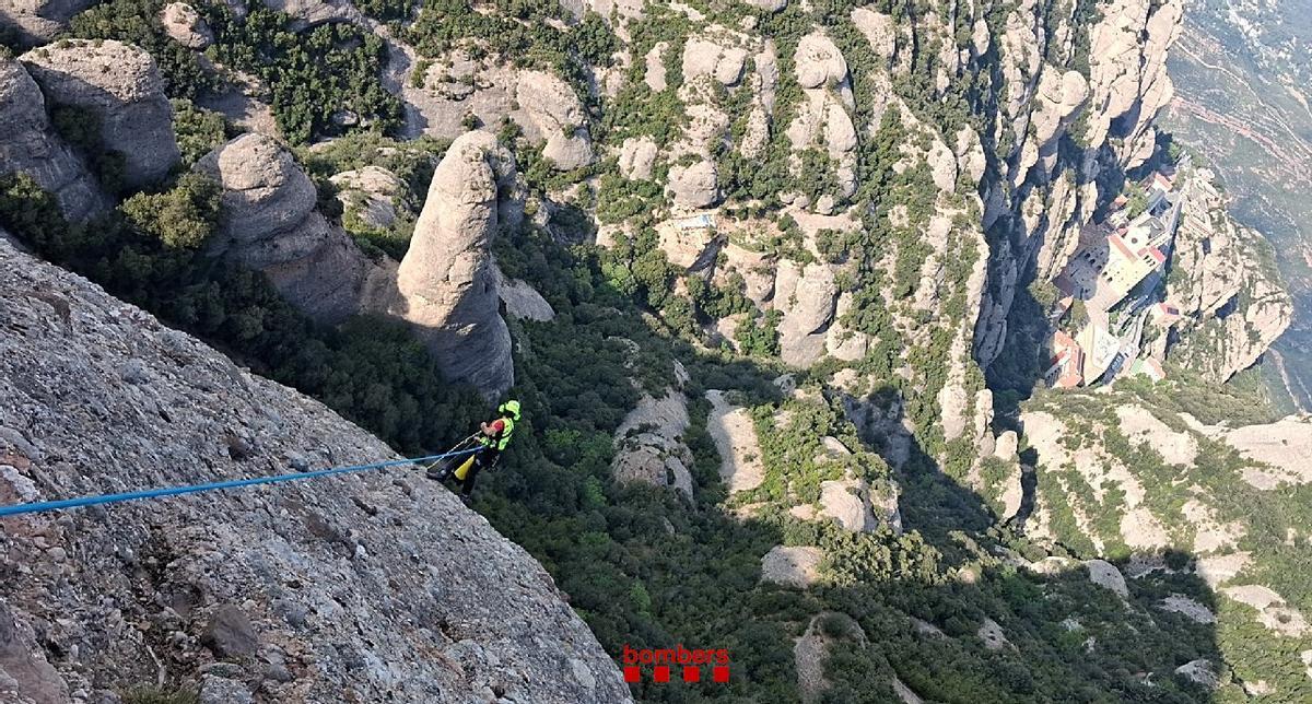 Els Bombers ajudant als escaladors encallats a Montserrat