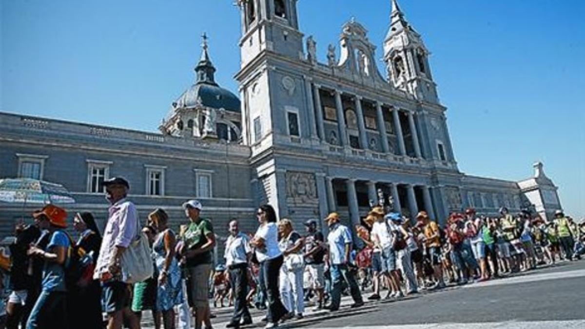 Colas 8 Peregrinos ante la catedral madrileña de La Almudena, ayer.