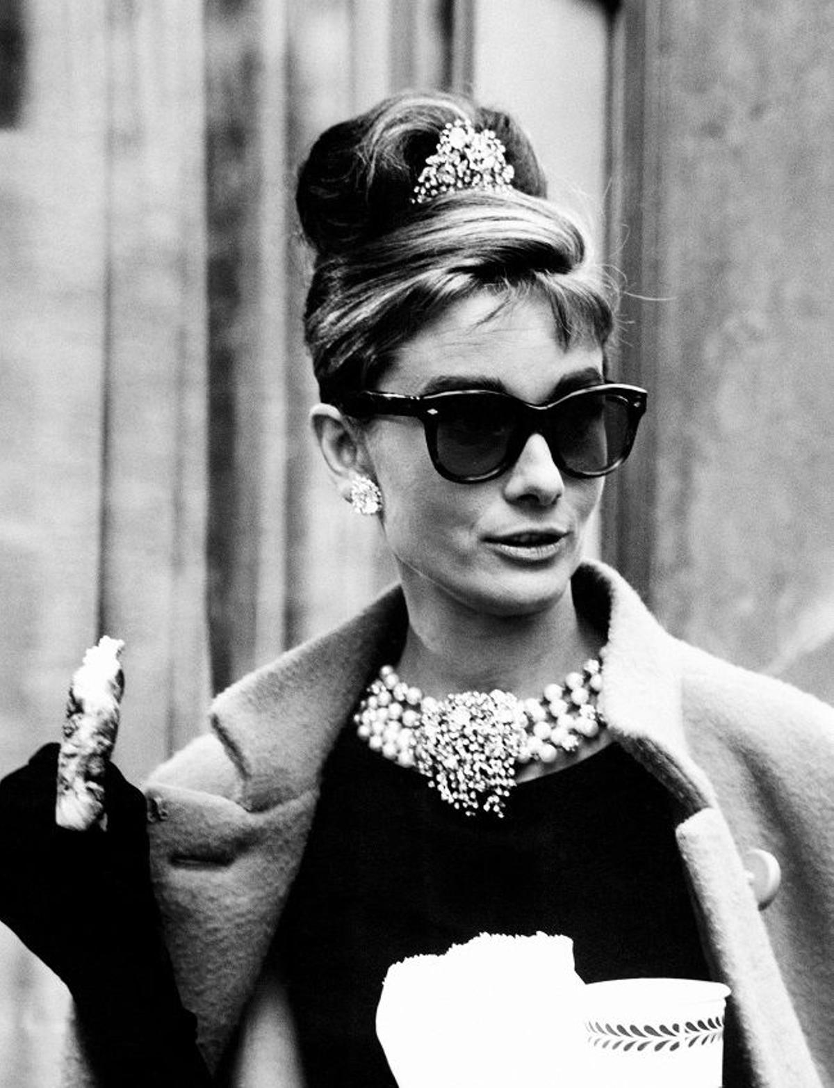 Audrey Hepburn con gafas de sol estilo años 50