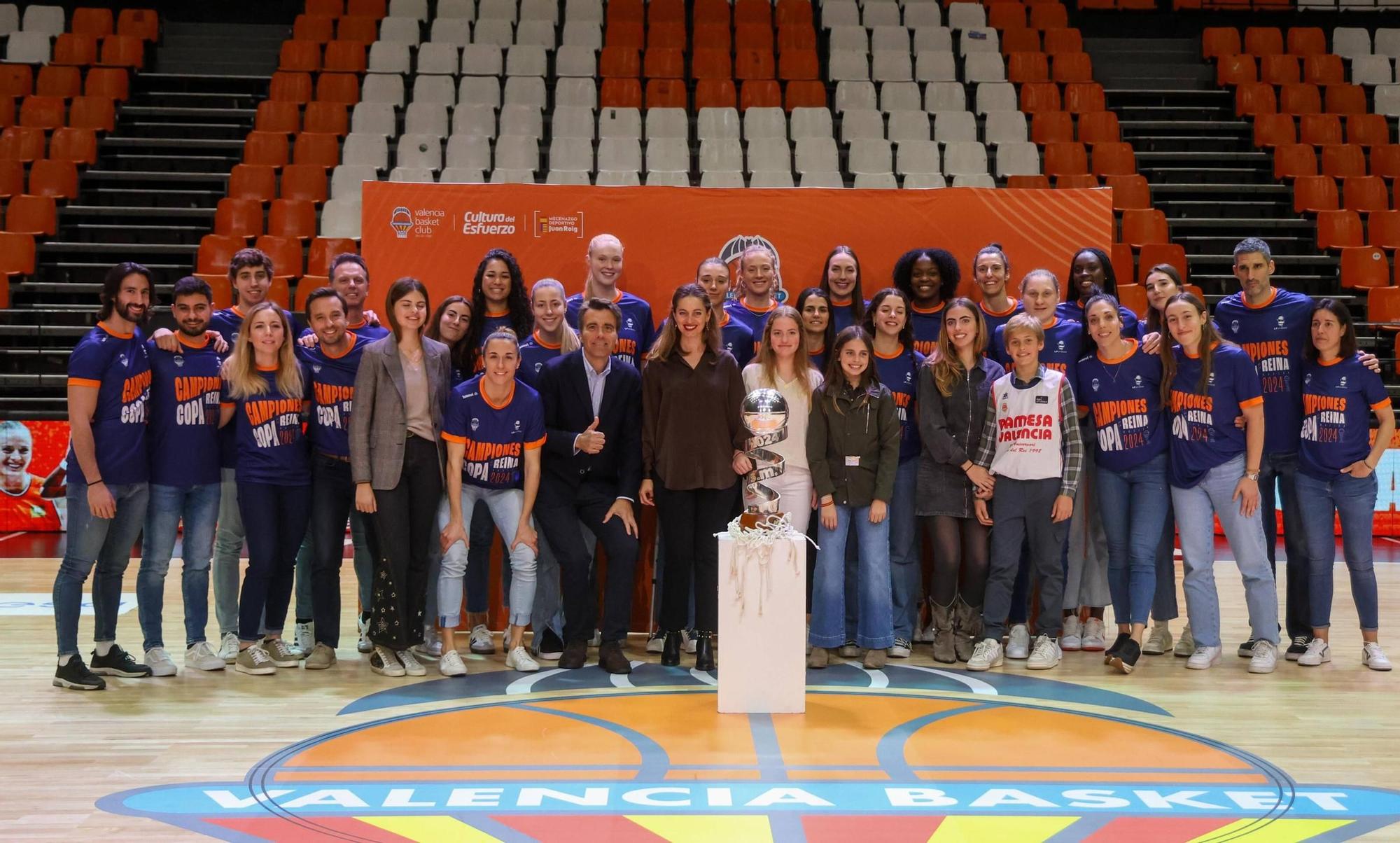 El Valencia Basket celebra a lo grande la Copa de la Reina con su afición