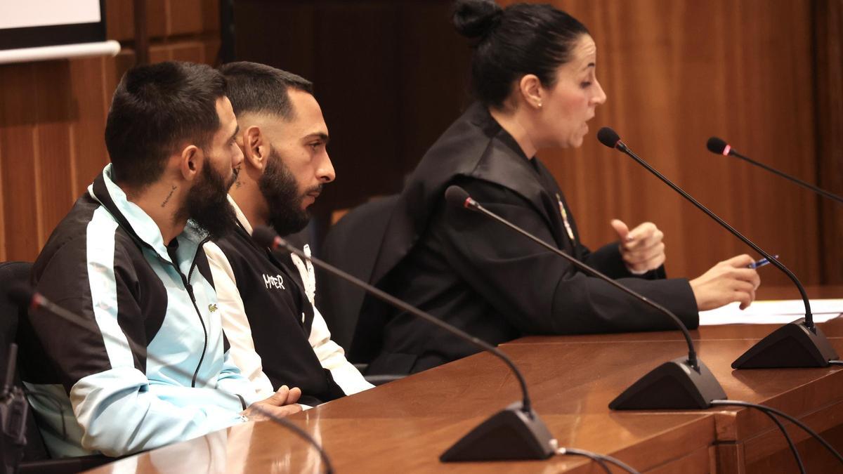 Los hermanos con su abogada, Aída Pérez Aguilar, que toma la palabra en la vista de apelación.