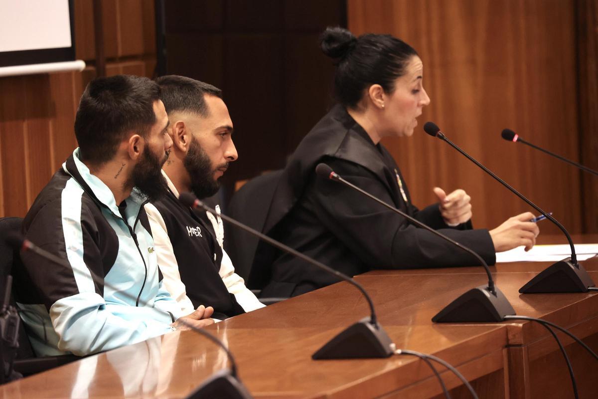 Los hermanos con su abogada, Aída Pérez Aguilar, que toma la palabra en la vista de apelación.