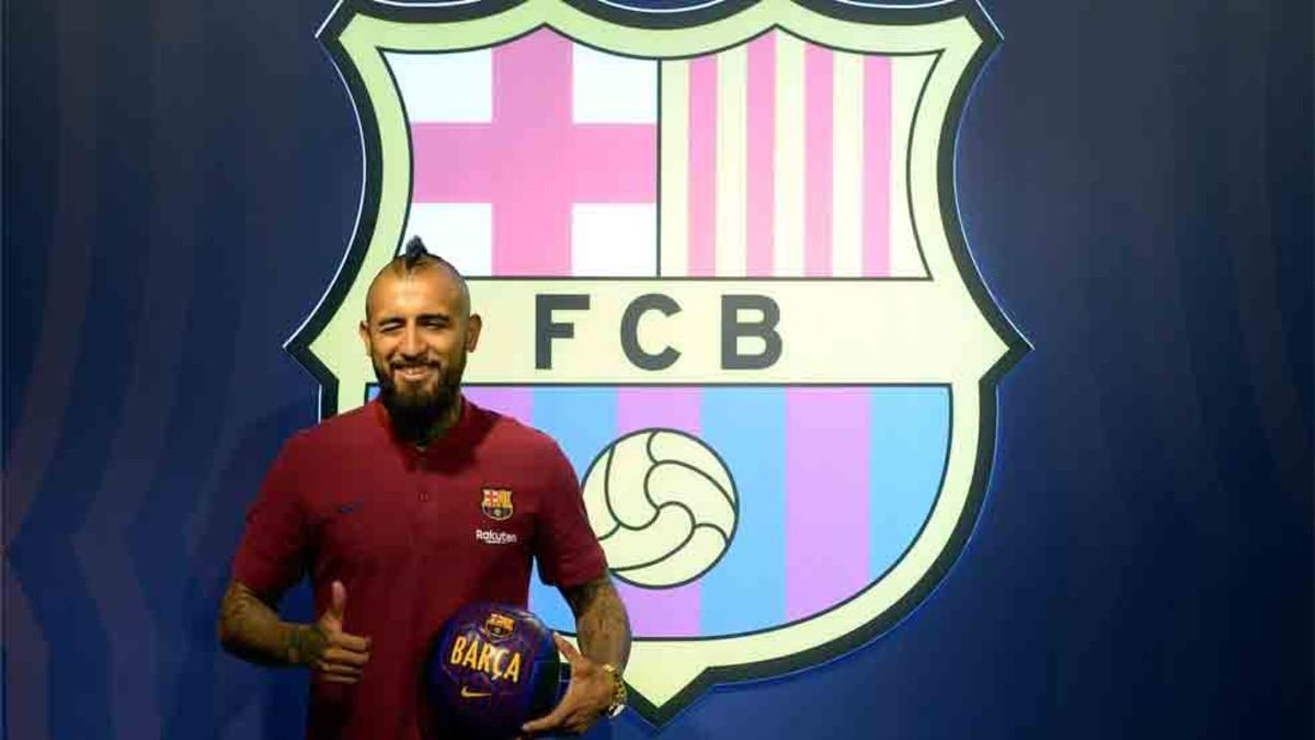 Arturo Vidal posó delante de un escudo del Barcelona