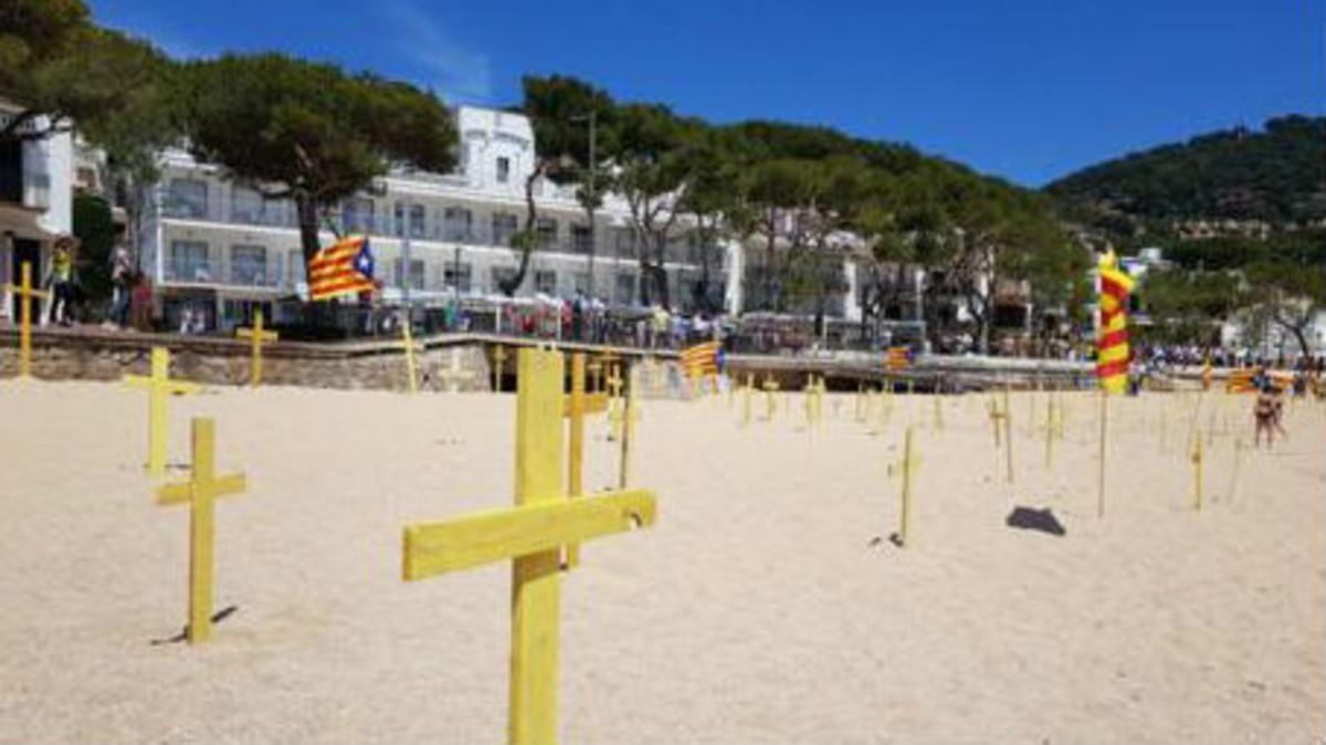 Las cruces amarillas se apoderaron de la playa de Llafranc